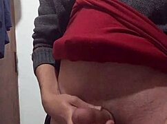 Amateur flaco se pajea con ropa puesta en solitario