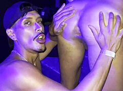 Glej to vročo trojko med jebo na kadilskem mestu!!