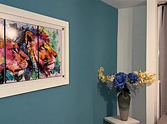 Ciasna Cipka Kolumbijskich Kuzynek Wiercona w Salonie