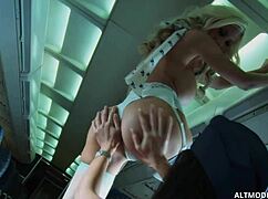 Çekici Asyalı Sarışın Esmer Hostesler Lezbiyen Boing 777 Oyununda Oyuncaklarla Orgazm Sıkarak