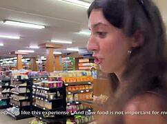 อ๊ะ จะซื้ออะไรให้สาวคนนี้ก็ได้ถ้าเธอเดินในซูเปอร์มาร์เก็ตด้วยน้ำเงี่ยนบนหน้า... เดินน้ำเงี่ยน!