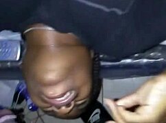 Ebony kalın kıçını sallayarak mastürbasyon yapıyor.