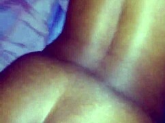 Ebony goncang pantat tebal goda lancap fetish