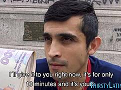 Gej Latino mi da piško za obraz.