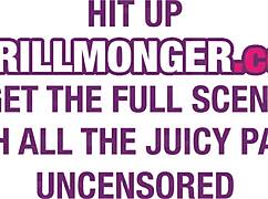 Sandy Sweet na Thrillys velkém černém gauči s tlustým zádím velkoprsá milfka v divoké scéně