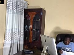 HR gue dibungkuk dan digenjot keras di kantor berantakan