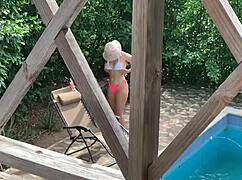 Hemmafru bedrar utomhus med svägerska i underkläder.