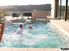 קלואה אמור ברונטית קטנה סצנה 18+