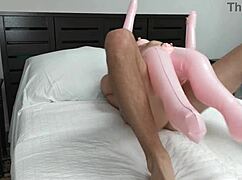 Ej, hoćeš da probaš da jebeš ovu tesnu dupetu lutku večeras?