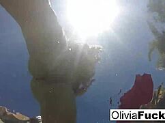 オリビアが友達と夏プールでエロ遊び😎