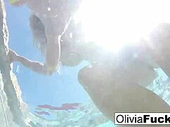 Olivia arkadaşlarla yaz havuzunda eğleniyor 😎