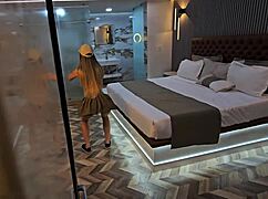 pillé a mi mejor amiga haciendo sentadillas y luego follamos porque ella quería ayudarme con mi erección