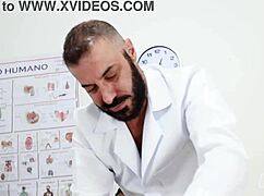 Massagista urut batang monster dalam kelompok gay.