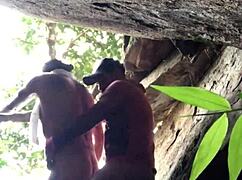 아마추어 커플이 해변에서 야생 섹스, 털 많은 큰 엉덩이로