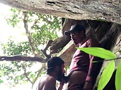 זוג אמטורי עושה סקס פרוע בחוף עם תחת שיערית גדולה