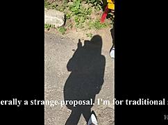 Ки-сим жадно сосёт у случайного незнакомца на оживлённой русской улице