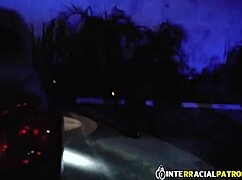 게이 경찰관 유니폼 차림으로 인종 간 섹스 다루는 리얼리티 쇼 보고 있어