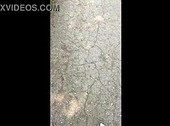 Ki-sim nadrženě kouří cizinci uprostřed rušné ruské ulice