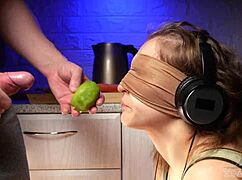 Prekleto! Jezni polbrat me prevaral, da okušam njegov kurac!