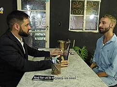 Lakomi stažist vzame pošastnega kurec na delu