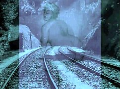 Vintage erotická ilustrace předvádí retro hentai umění se svůdným anime šarmem