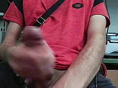 Mă satisfac la birou la muncă, șefa aproape m-a prins