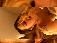 Sladká mladá blondína dostane tvrdé šukanie až strieka všade, podrobí sa