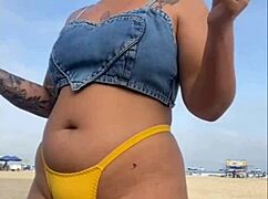 अफ्रीकी फ्लasher ने बीच पर लड़के को हार्ड कर दिया