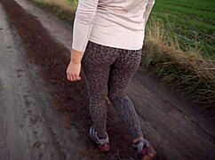 タイトなレオパードレギンスのミルフアスを歩きながら崇拝