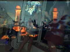 Hete meiden op Halloween feestje flitsen borsten en blote konten in strings en slipjes