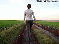 タイトなレオパードレギンスのミルフアスを歩きながら崇拝