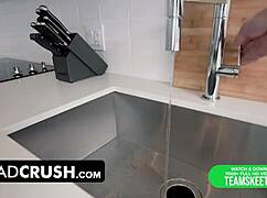 Hej, razvajena pastorka, pripravljena na grobo lekcijo od DadCrush, ki je ne boš nikoli pozabila?