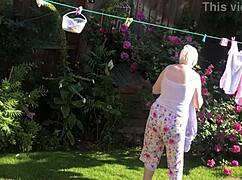 Καυτή γειτόνισσα με πεσμένα βυζιά και τεράστιο κώλο