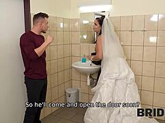 Bride4K pengantin selisih kunci dalam WC dengan orang asing di majlis perkahwinan