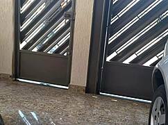 vizinha gostosa de shortinho jeans provocando os vizinhos com blowjob e masturbação