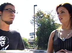 이 갈색 머리 엄마 왜 란제리 입고 침대에서 세게 타?