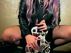 Rocker mengusap pepek dengan vibrator dan plug