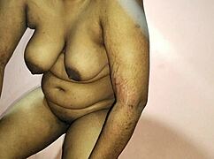 Indická asijská desi holka cucá ptáka, zatímco ji manžel šuká v kundičce