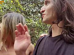 Hej, Annie Marin błyska cyckami i głęboko ssie na górze na dworze