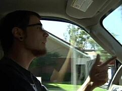 لماذا هذه الأم البنية تركب بقوة في الملابس الداخلية على السرير؟