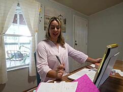 Моя горячая мачеха хватает мой член для видео, нагнувшись раком. Блондинка MILF знает свои движения!