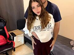 Oye, padrastro de mi amiga, ¿por qué me convences de follar? ¡Yo solo quería cine!