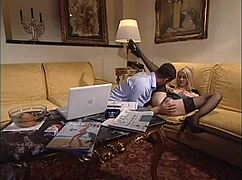 эй джули силвер готова к жесткому аналу с монстр хуем в чулках