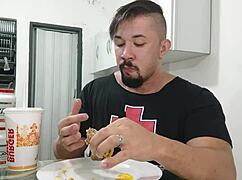 Vau, pravkar sem preizkusil največji Burger King na X Videos s to noro milfico.