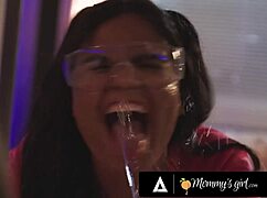 Mommys Girl - Milf Dee Williams nappaa pienet suihkuttajat ja saa ne pursuamaan enemmän