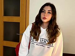 Oye, padrastro de mi amiga, ¿por qué me convences de follar? ¡Yo solo quería cine!