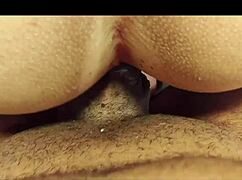 ברונטית צעירה כפופה לקרגזם כוס גדול מקאפ