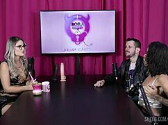 Bekijk deze groepscompilatie waar een cuckoldkoppel buiten seks verkent, dominantie, amateurs, bdsm en intense orgasmes in de Espuleta en Himeros Mansion Bora Cast met Bruna Carlos deel 2 op sheer rood