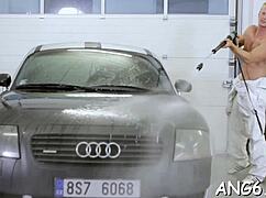 Γεια, αυτός ο πεινασμένος τύπος συνεχίζει να χτυπά την πούτσα της ομορφιάς doggystyle από πίσω!