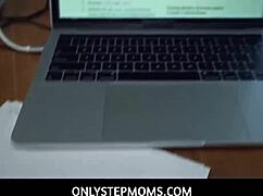 Hey, hijastro Johnny, ¿no puedes concentrarte en estudiar mientras te pajeas?